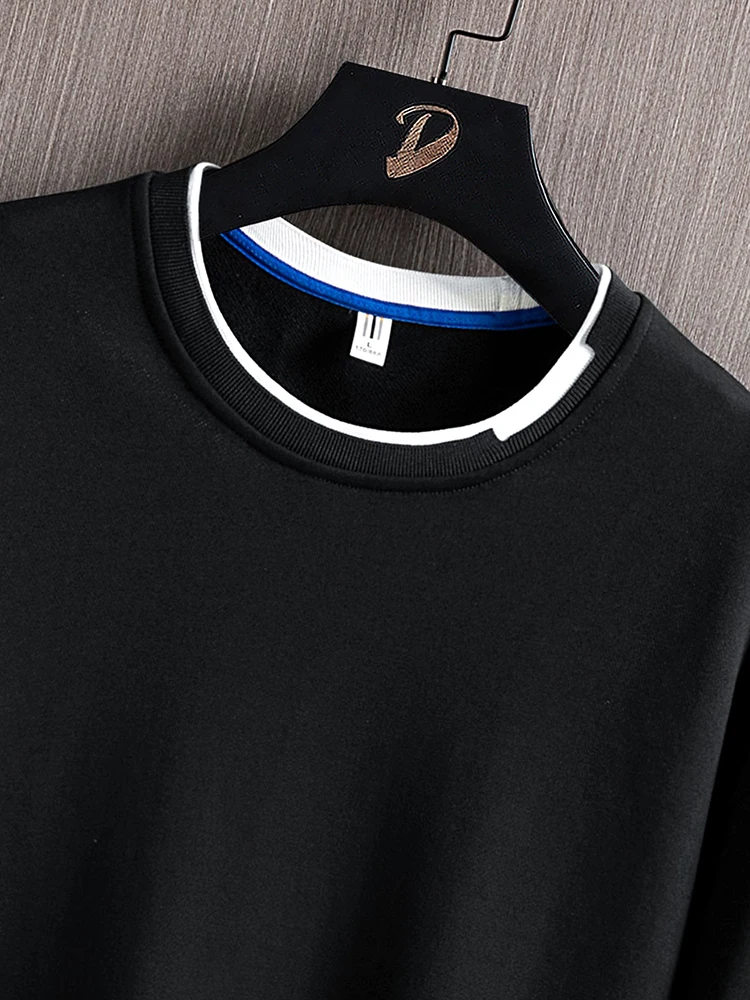 Suéter de cuello redondo con fondo de color sólido. - Image 6