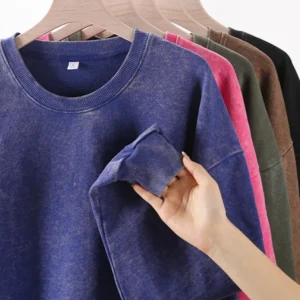 Sudadera de algodón lavado de cuello redondo.