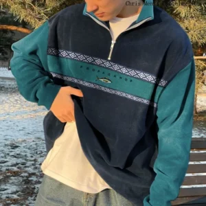 Sudadera con capucha, cuello alto.