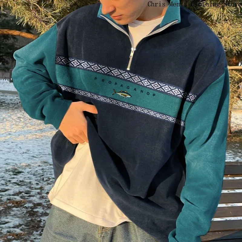 Sudadera con capucha, cuello alto.