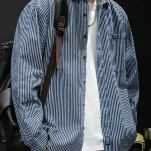 Camisa a rayas con bolsillo.