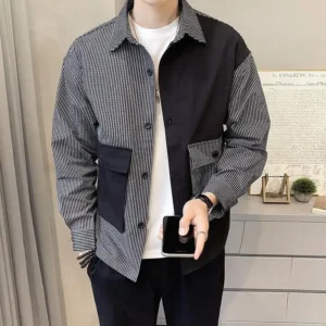 Camisa a rayas con bolsillo, con mangas.