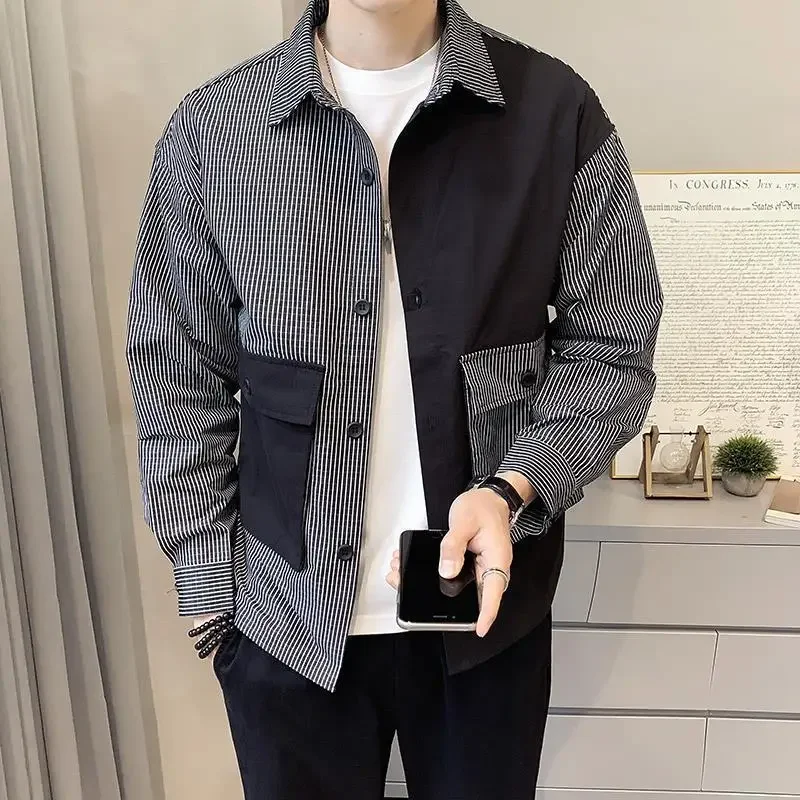 Camisa a rayas con bolsillo, con mangas.