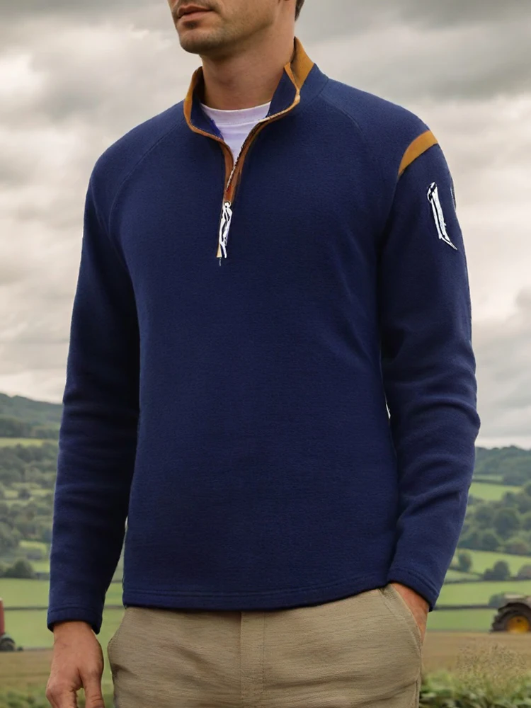 Suéter de cuello alto, con medio cierre.