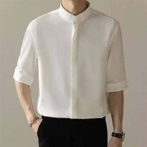 Camisa con cuello levantado manga corta.