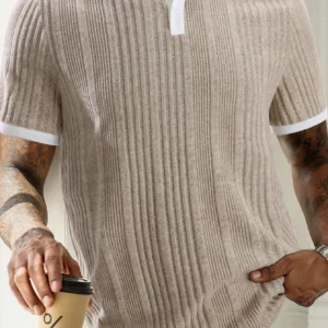 Polo con tela liviana y transpirable.