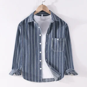 Camisa a rayas de manga larga, con bolsillos sueltos.