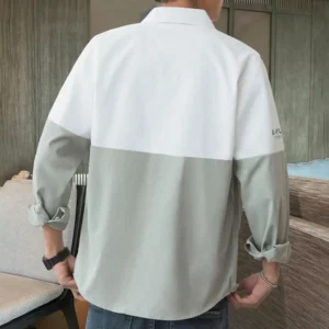 Camisa de manga larga con botones.