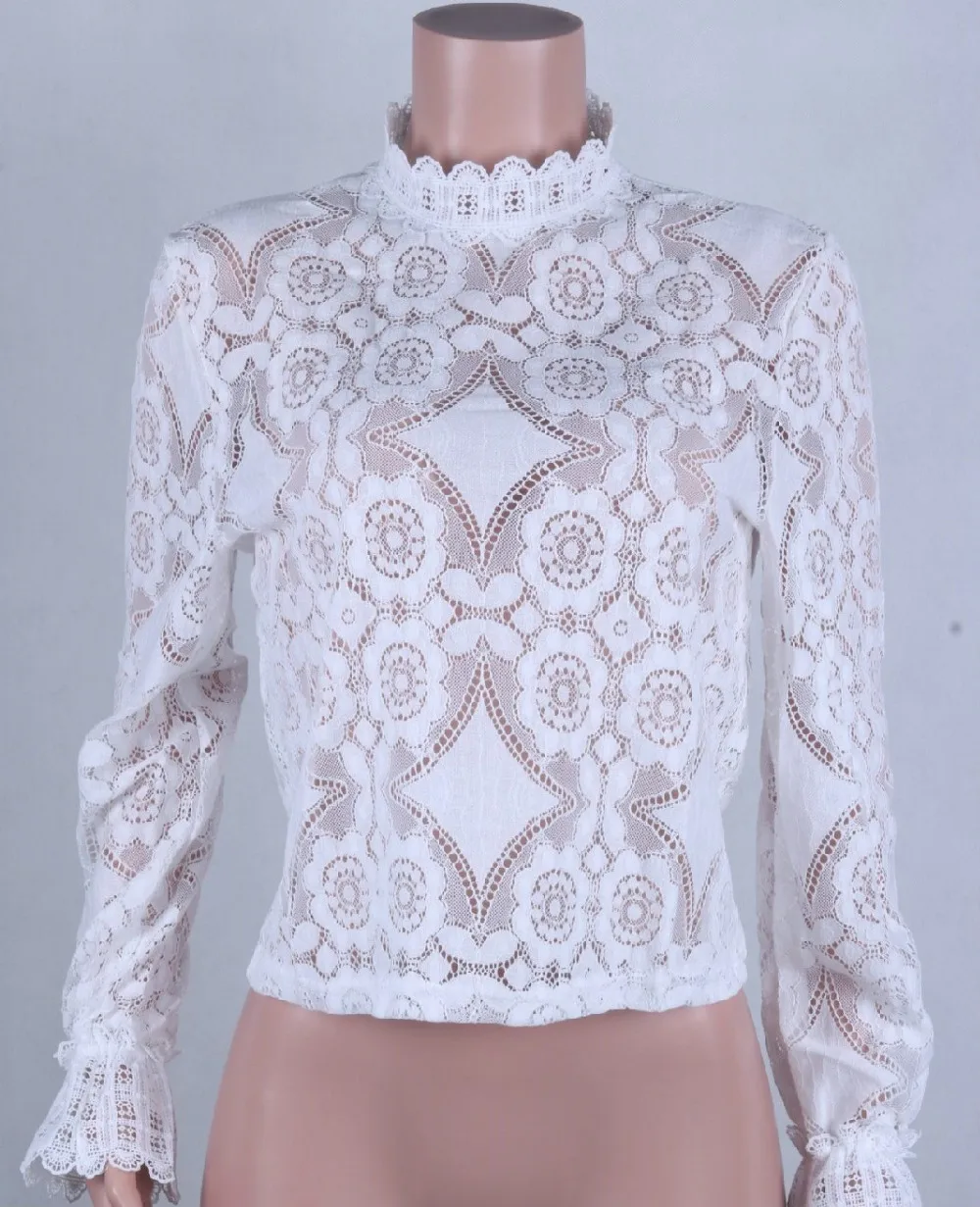 Blusa de encaje blanco de manga larga transparente. - Image 3