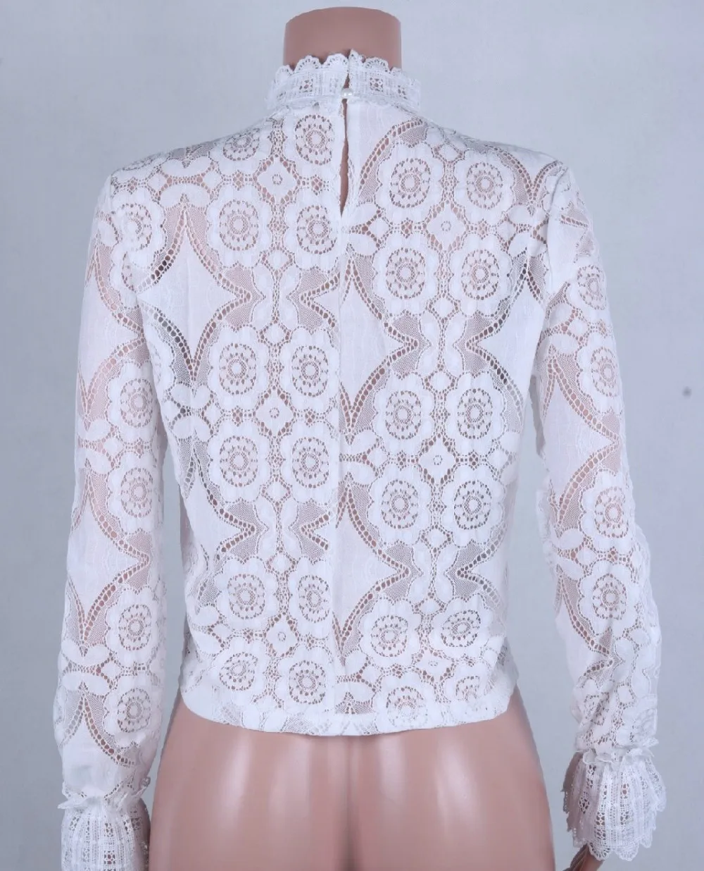 Blusa de encaje blanco de manga larga transparente. - Image 4