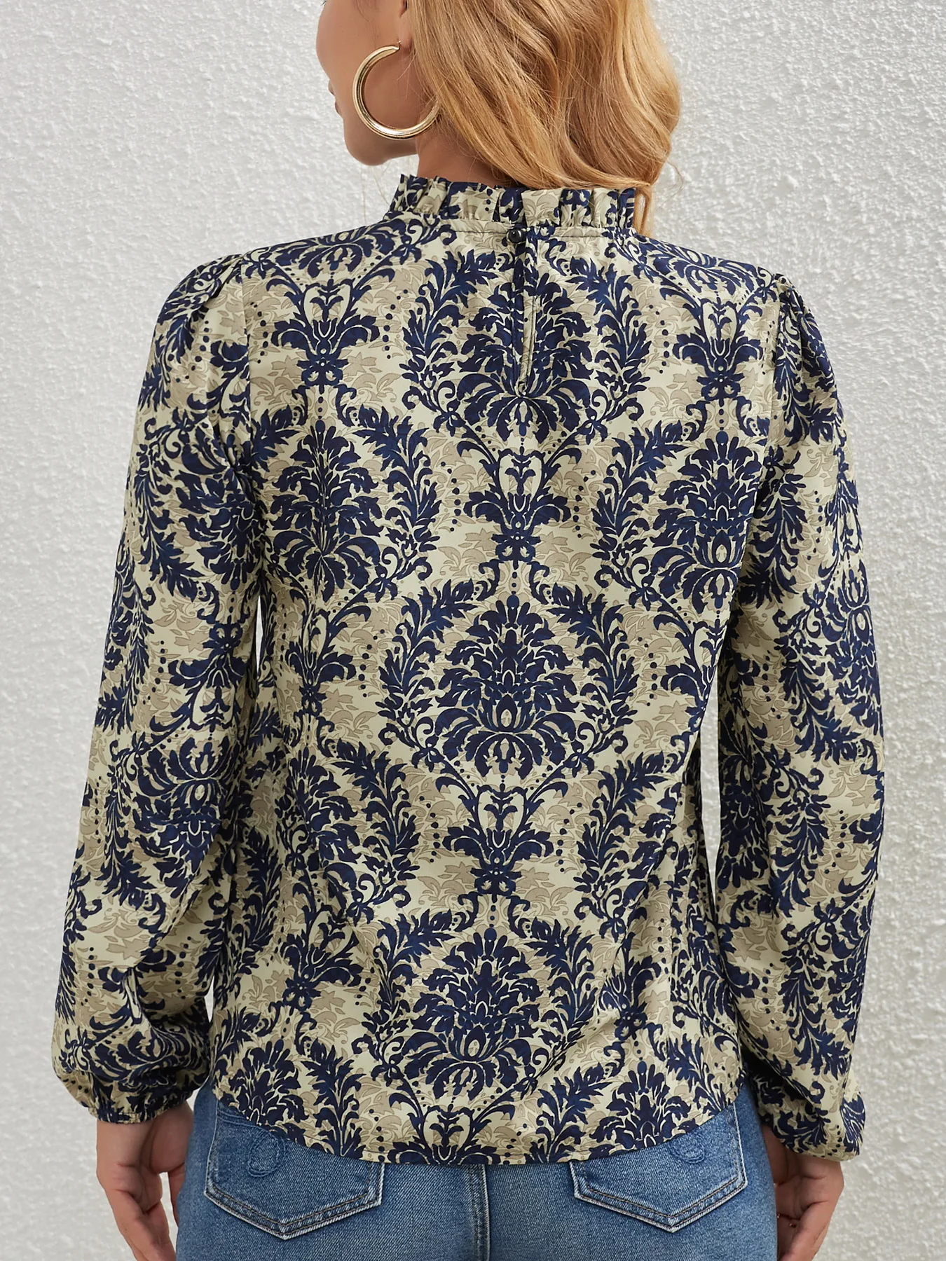 Blusa de manga acampanada con volantes y estampado. - Image 2