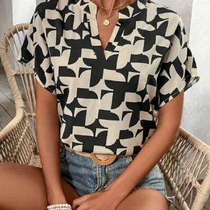 Camisa elegante con estampado con cuello en V.