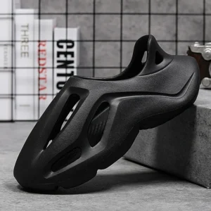 Sandalias con agujeros.