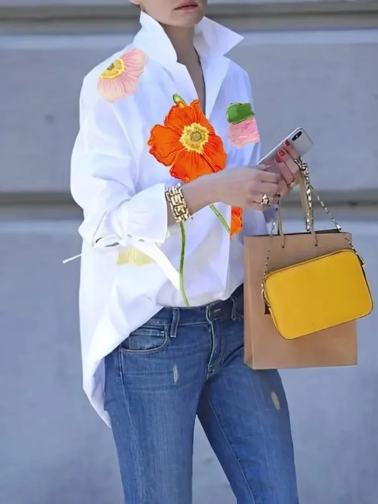 Blusa de solapa con estampado Floral mangas largas acampanadas abotonadas.