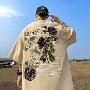 Camiseta holgada con estampado de rosas de periódico vintage