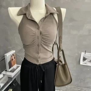 Camisa corta sin mangas con cuello tipo Polo.