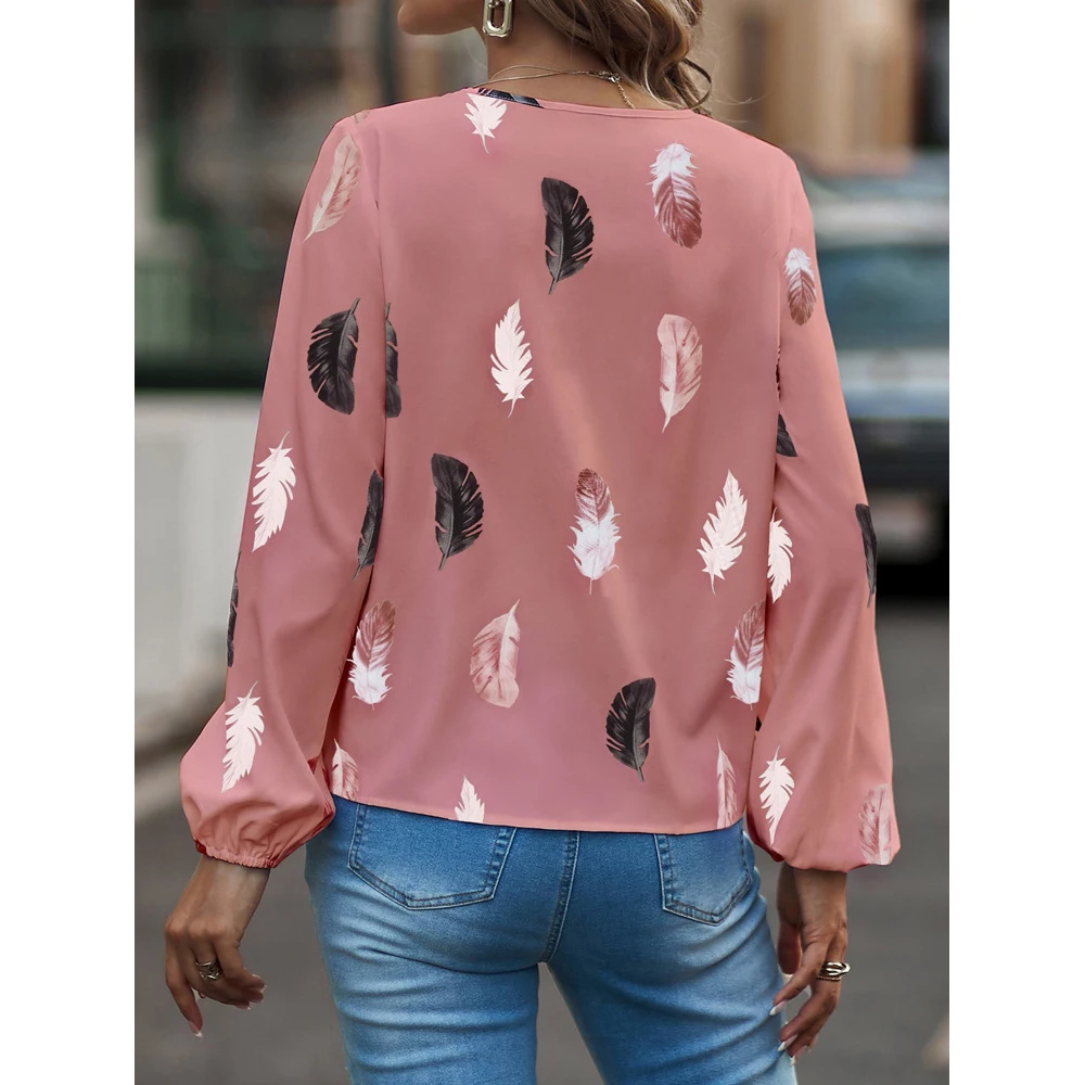 Blusa de manga larga con patrón de plumas. - Image 2