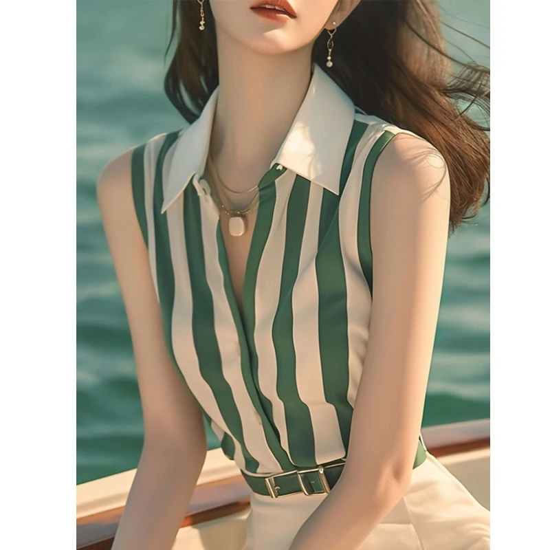 Blusa sin mangas a rayas, cuello Polo delgada.