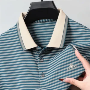 Polo de manga corta con cuello de moda a rayas