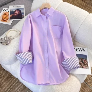 Camisa con cuello vuelto, a rayas, manga larga, holgada.