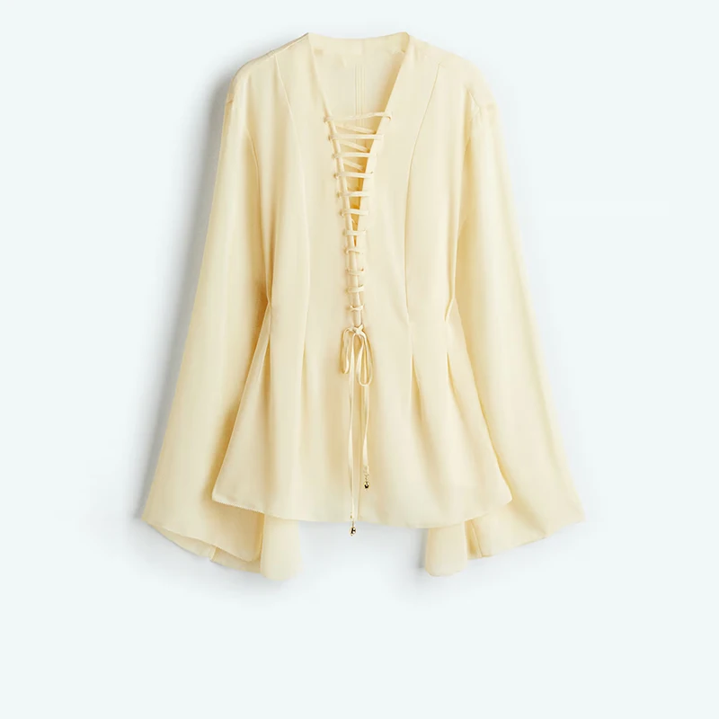 Blusa con botones, con cuello en V, estilo capa, manga acampanada. - Image 4