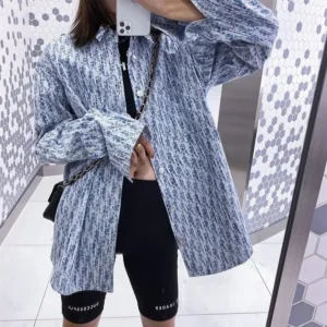 Camiseta de manga larga con letras azules.