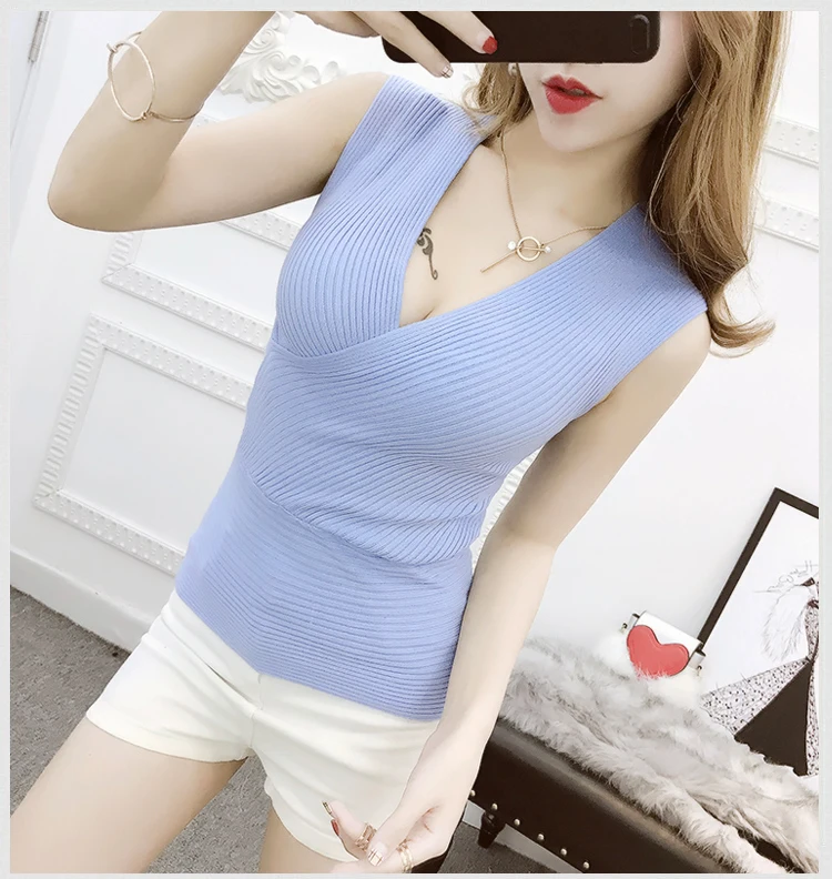 Suéter con cuello de pico profundo, elásticas grandes, sin mangas. - Image 8