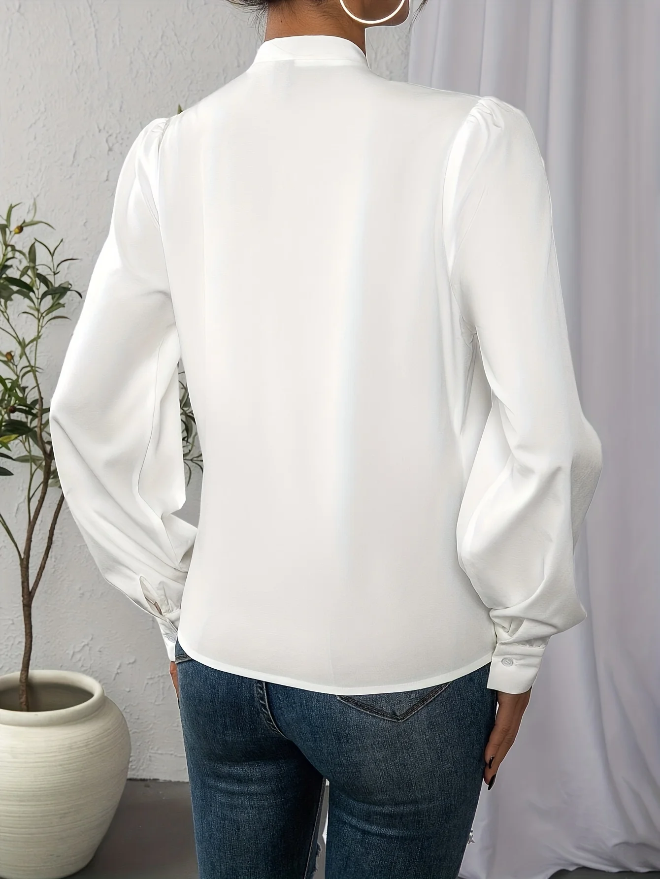 Camisa blanca de manga larga con cuello en V. - Image 2