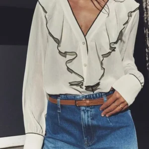 Camisa de manga larga con volantes y cuello en V en capas.