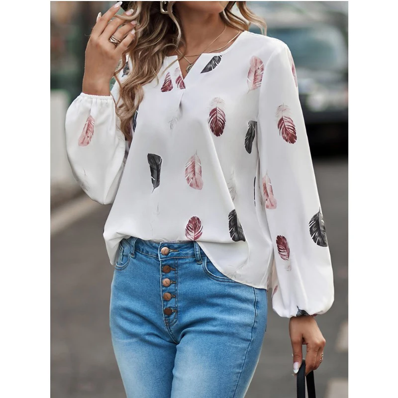 Blusa de manga larga con patrón de plumas. - Image 6