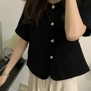 Camisa de manga corta con botones.