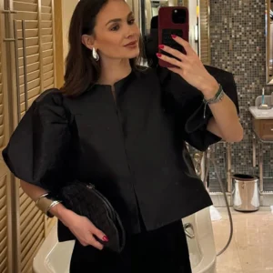 Blusas de manga corta abombadas, con cuello redondo y una botonadura.