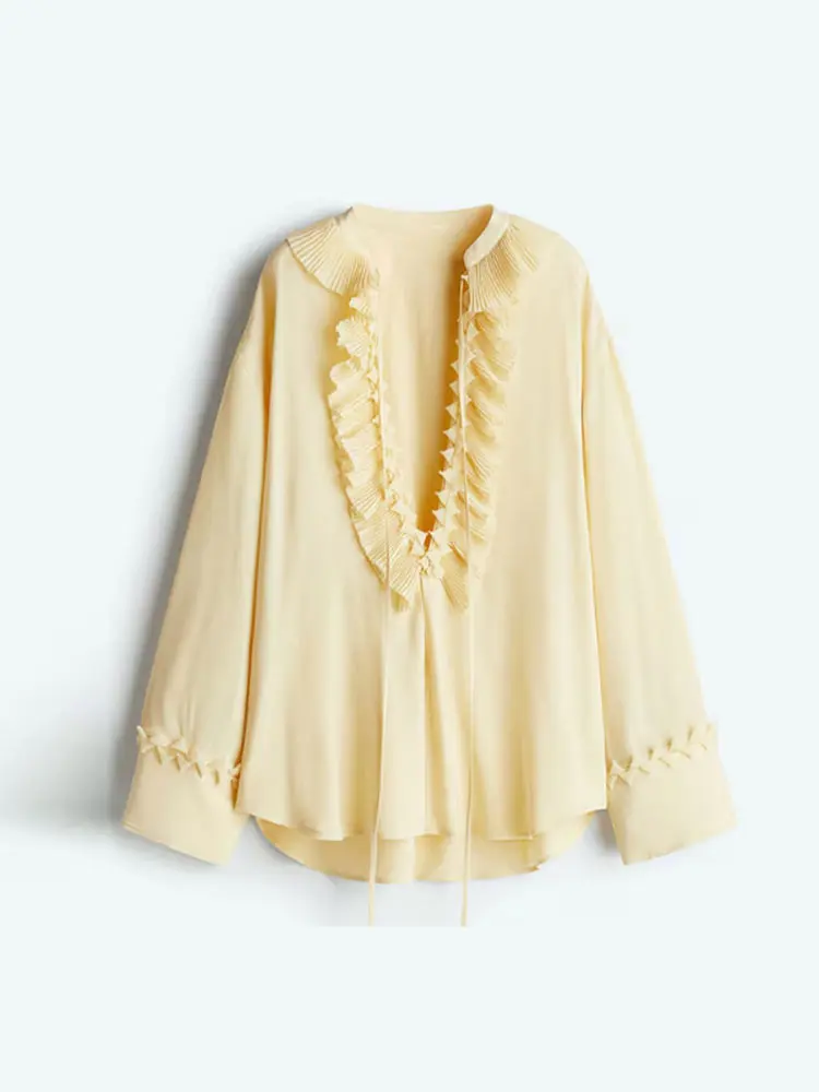 Blusa con botones, con cuello en V, estilo capa, manga acampanada. - Image 3