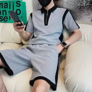 Conjunto deportivo, camisetas de manga corta, pantalones cortos.