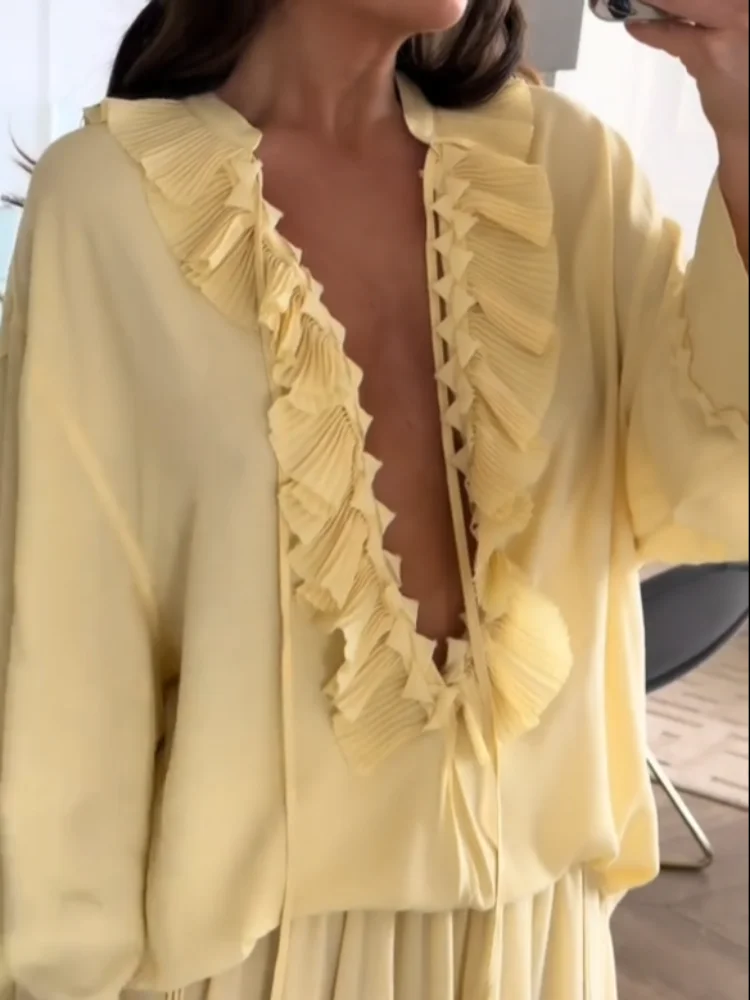 Blusa con botones, con cuello en V, estilo capa, manga acampanada. - Image 2