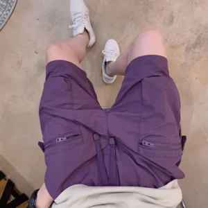 Bermudas ligeros con múltiples bolsillos.