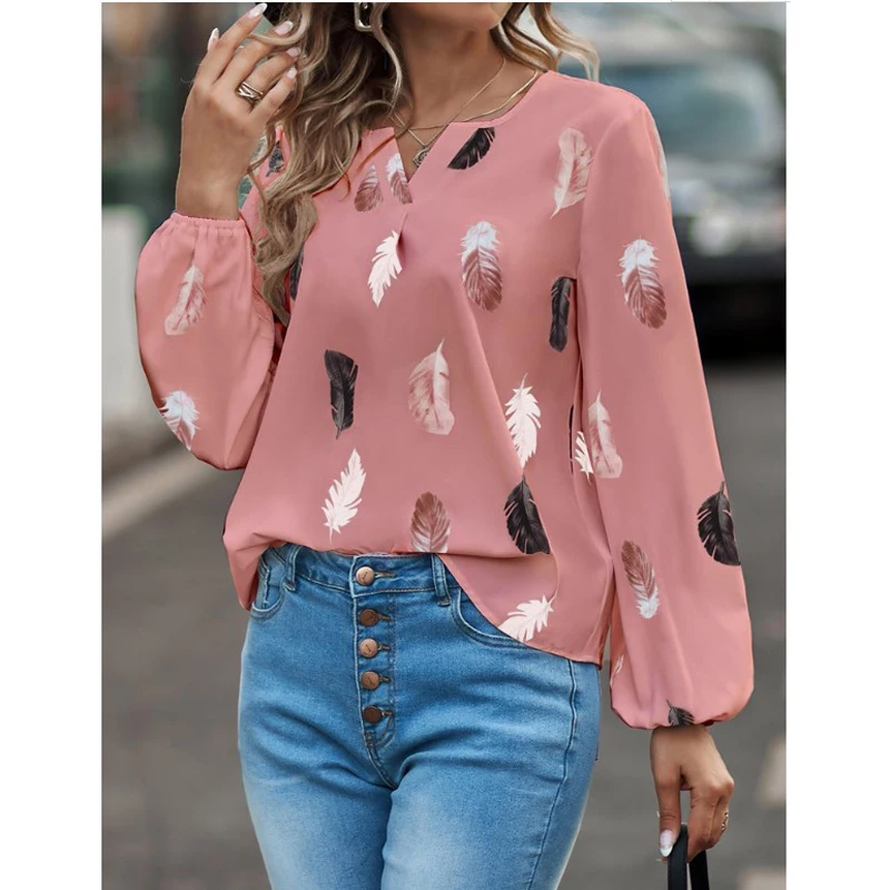 Blusa de manga larga con patrón de plumas.