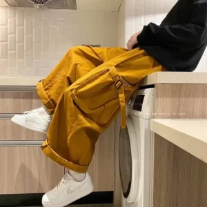 pantalones rectos holgados, con bolsillos.