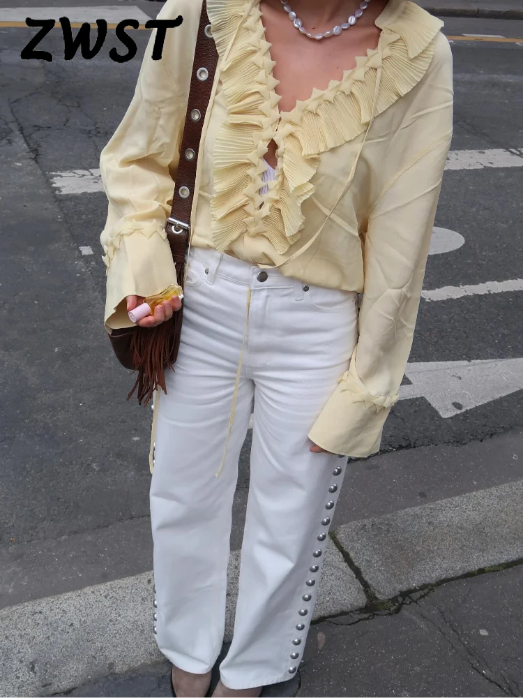 Blusa con botones, con cuello en V, estilo capa, manga acampanada.