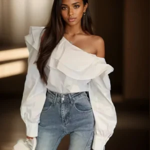 Camisa blanca con volantes y hombros descubiertos.