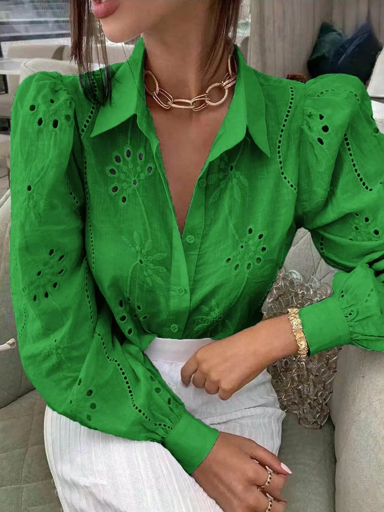 Camisa con botones, lisos con bordado.