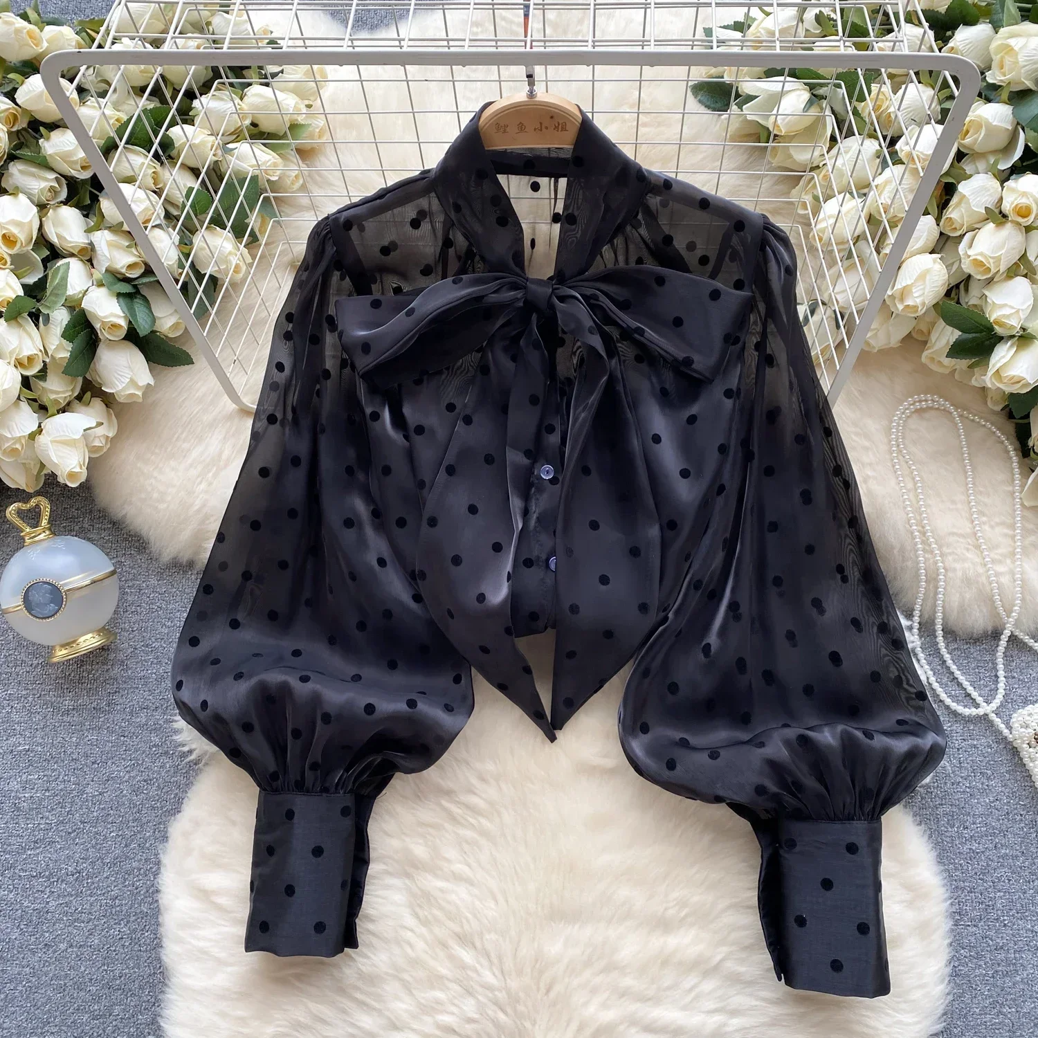 Camisa de lunares, botonadura, manga larga. - Image 7