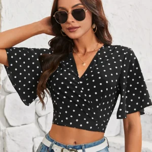 Tops cortos, retro con mangas con volantes y lunares.