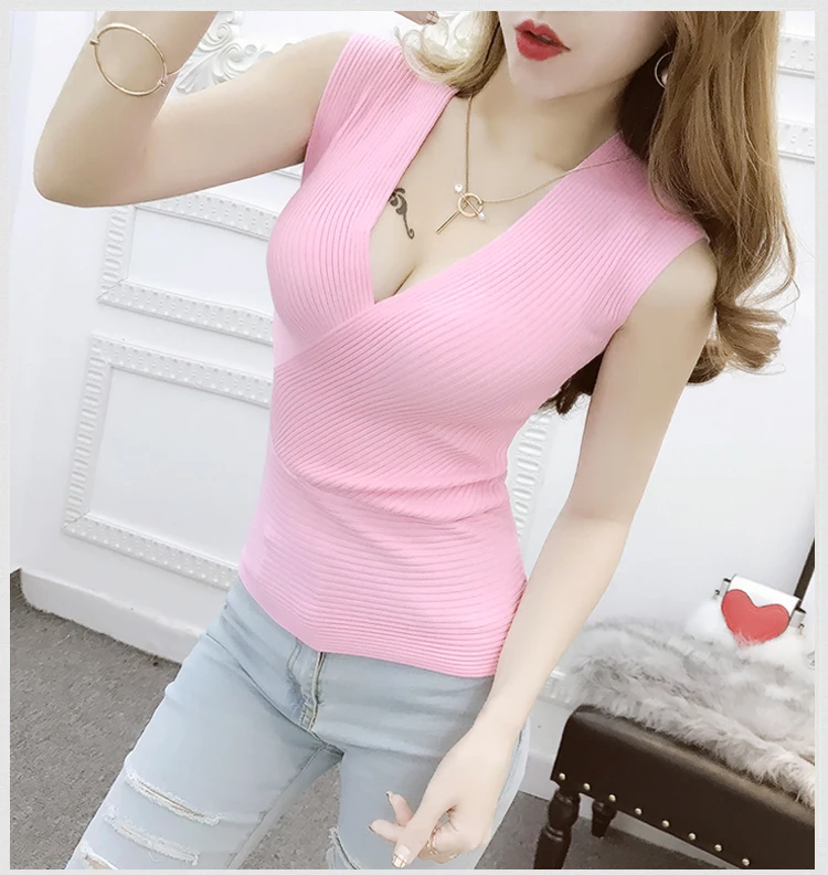 Suéter con cuello de pico profundo, elásticas grandes, sin mangas. - Image 9