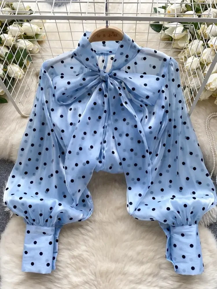 Camisa de lunares, botonadura, manga larga.