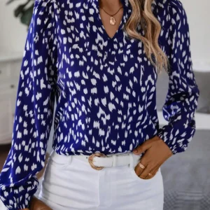 Camisa  cuello en V, manga larga.