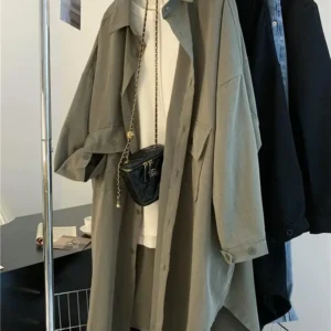 Abrigo manga larga, holgado.