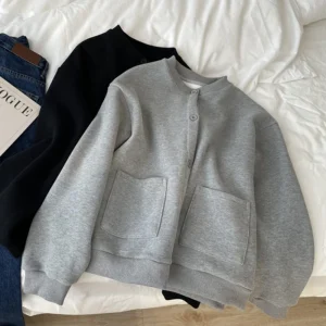 Chaqueta de Béisbol gris con botones manga larga cuello redondo corte amplio.