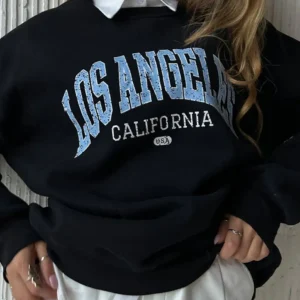 Sudadera informal con estampado de letras, cuello redondo.