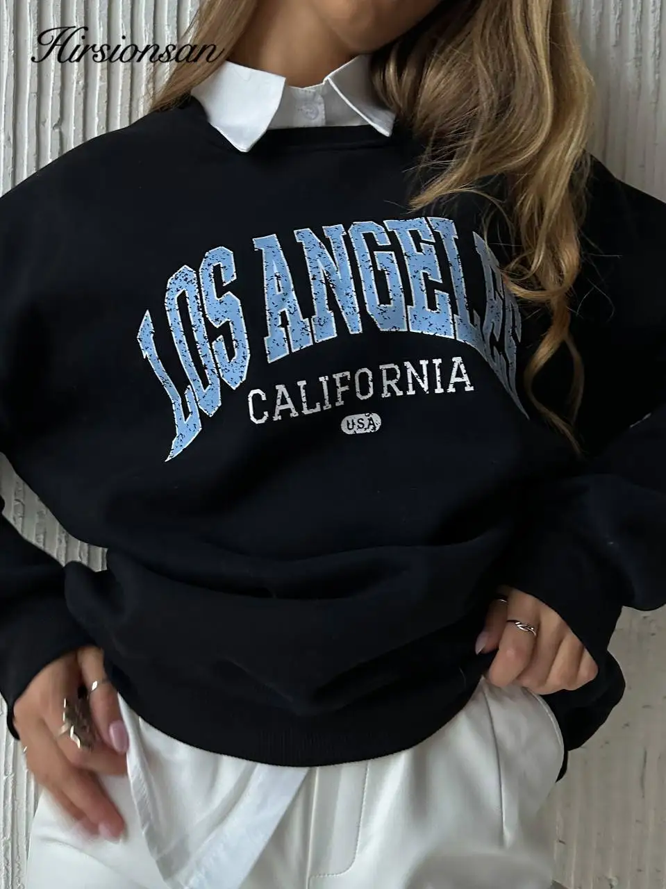 Sudadera informal con estampado de letras, cuello redondo.